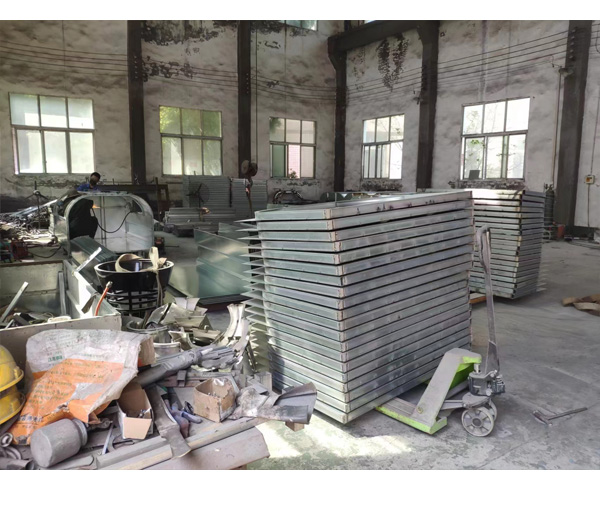 贵州环卫车勾臂垃圾箱2立方箱体焊接加工中